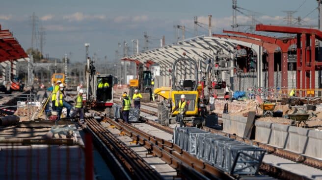 Varios obreros trabajan en las obras de la Estación de Chamartín.