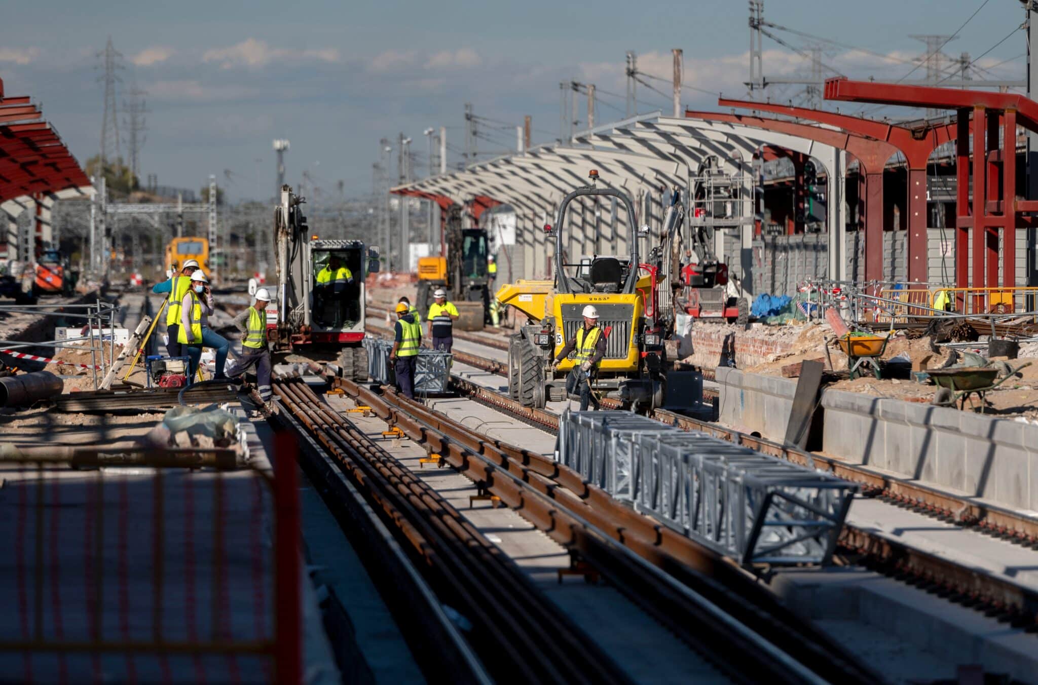 Varios obreros trabajan en las obras de la Estación de Chamartín.