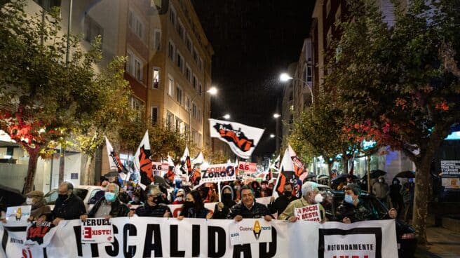 Varias personas participan en una manifestación convocada por Soria ¡Ya!.