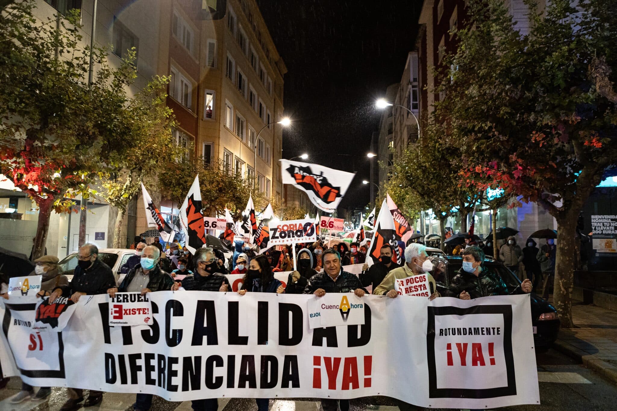 Varias personas participan en una manifestación convocada por Soria ¡Ya!.