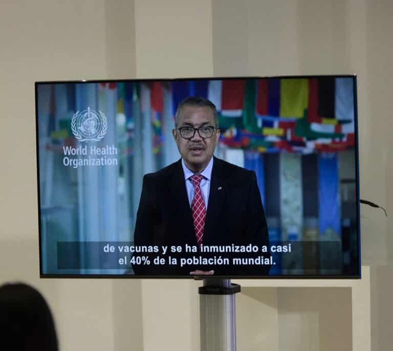 La OMS insiste en que las dosis de refuerzo "prolongan la pandemia" y marca 2022 como el final del virus