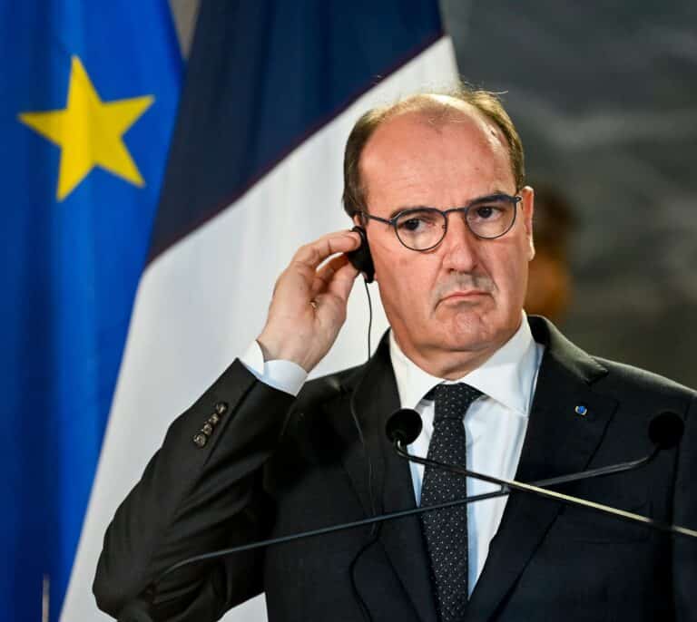 Francia prohíbe las reuniones en Nochevieja y agiliza la tercera dosis