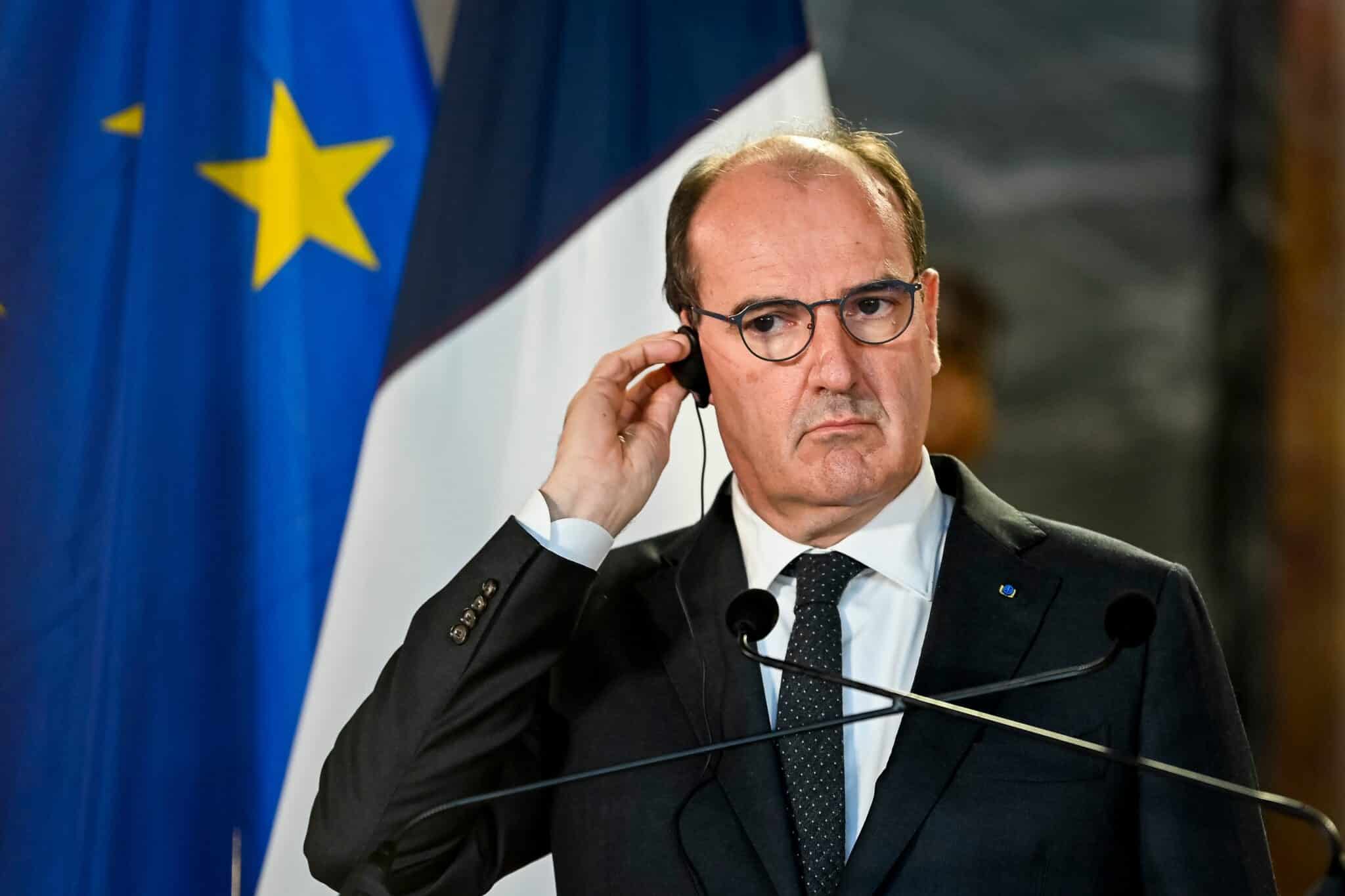El primer ministro francés Jean Castex habla con el primer ministro belga Alexander De Croo