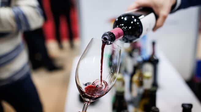 Una persona sirve una copa de vino en la inauguración del XXI Salón de los Mejores Vinos de España en el Pabellón 5 de IFEMA