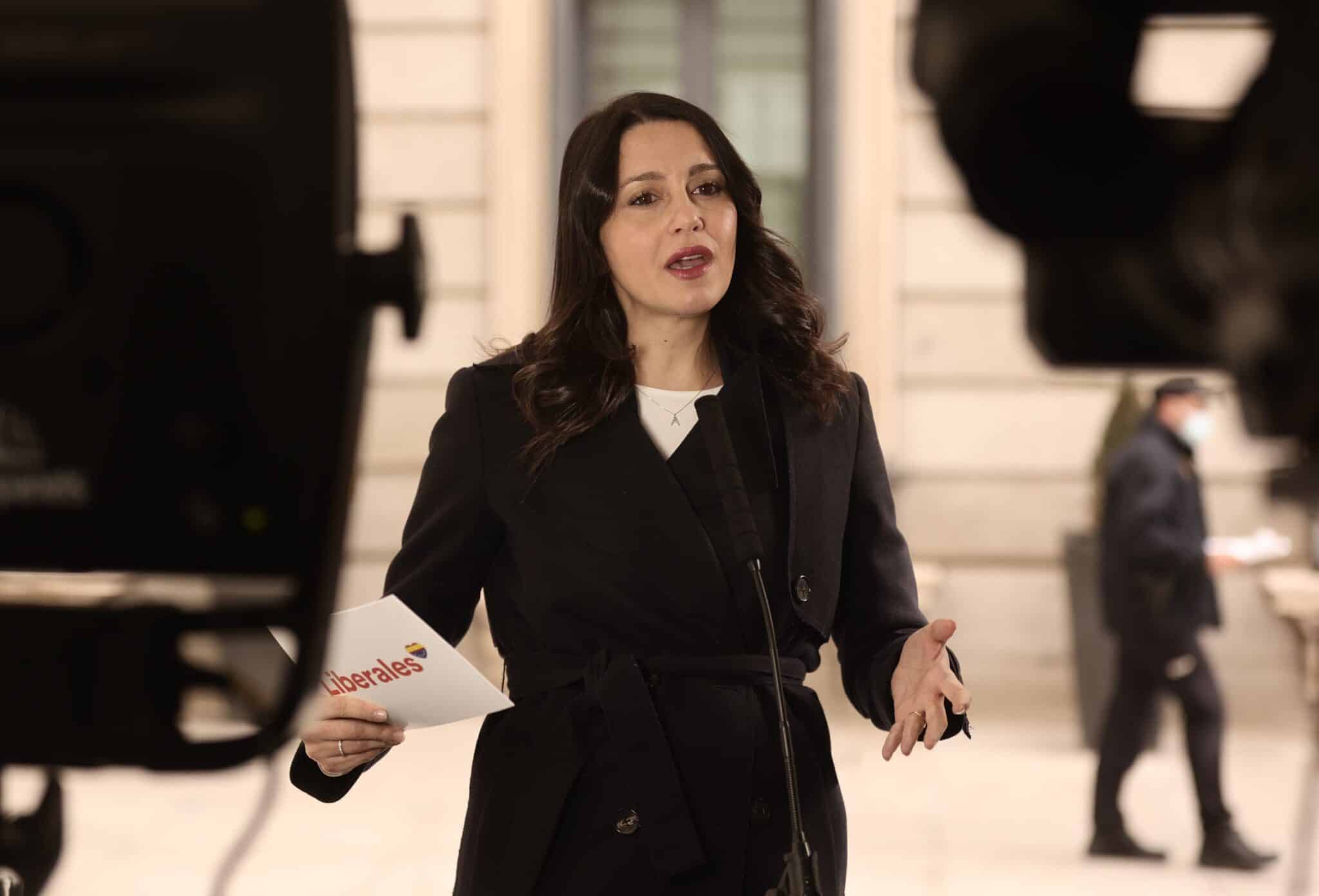 La líder de Cs, Inés Arrimadas, interviene en una rueda de prensa al mismo tiempo que se celebra una sesión plenaria en el Congreso de los Diputados