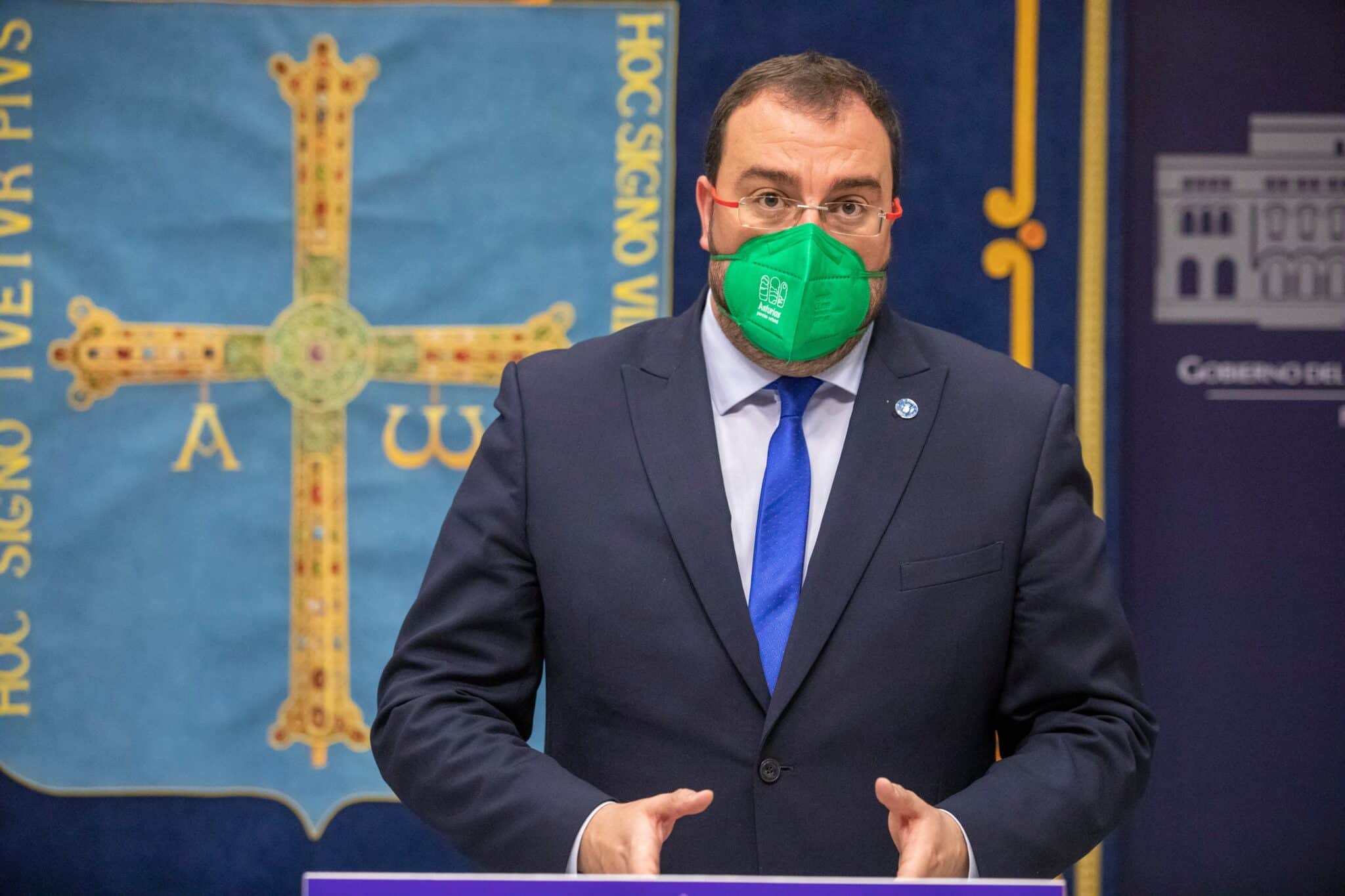 El presidente del Principado de Asturias, Adrián Barbón, en una rueda de prensa después de su reunión con el ministro de la Presidencia