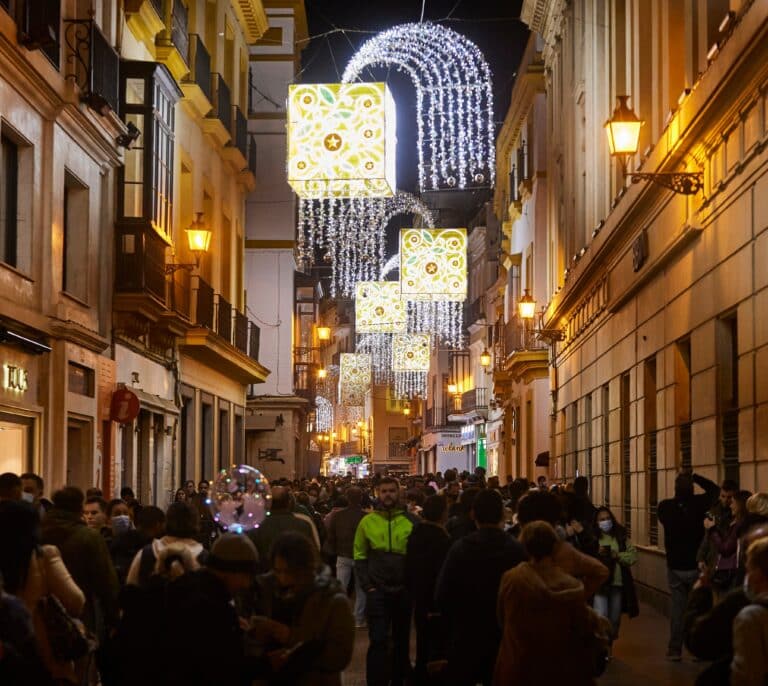 Andalucía recomienda 10 personas por mesa en interior hostelería y pide colaboración local para respetar aforo
