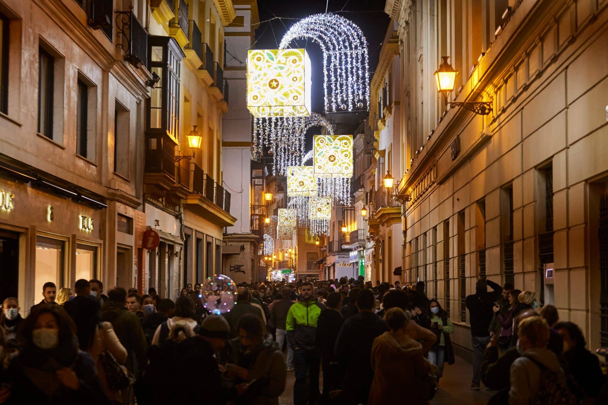 Vista de la calle Tetuán durante el encendido de las luces de Navidad, a 25 de noviembre de 2021 en Sevilla (Andalucía, España)