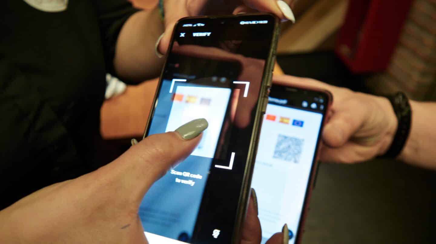 Pasaporte covid en los teléfonos móviles.