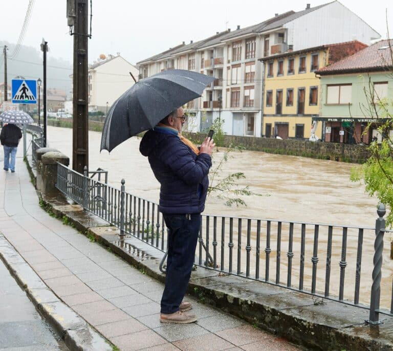 Tiempo turbulento y borrascoso para el Puente de la Constitución