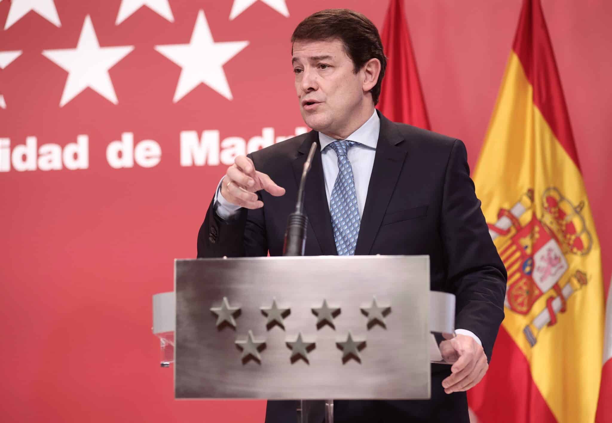 El presidente de la Junta de Castilla y León, Alfonso Fernández Mañueco, en una rueda de prensa después de una reunión con la presidenta de la Comunidad de Madrid, en la Real Casa de Correos