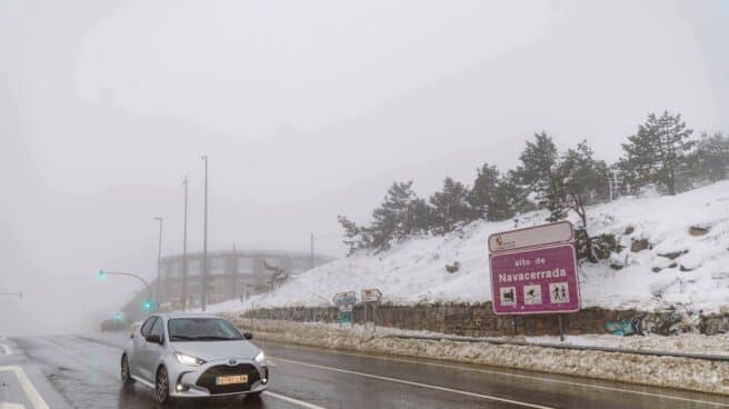 Un coche atraviesa por carretera el Puerto de Navacerrada, a 1 de diciembre de 2021, en Cercedilla, Madrid (España).