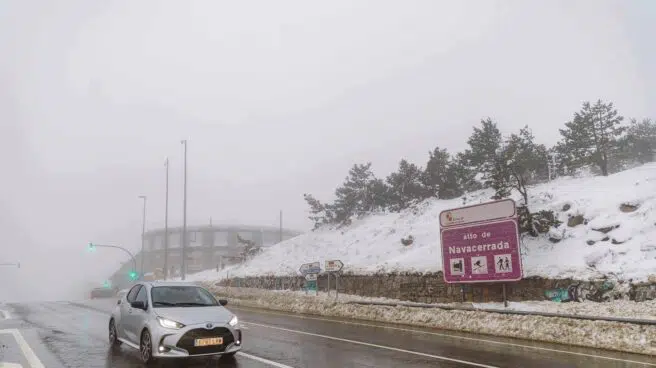 Retenciones en Madrid y Barcelona y 57 vías secundarias afectadas por nieve