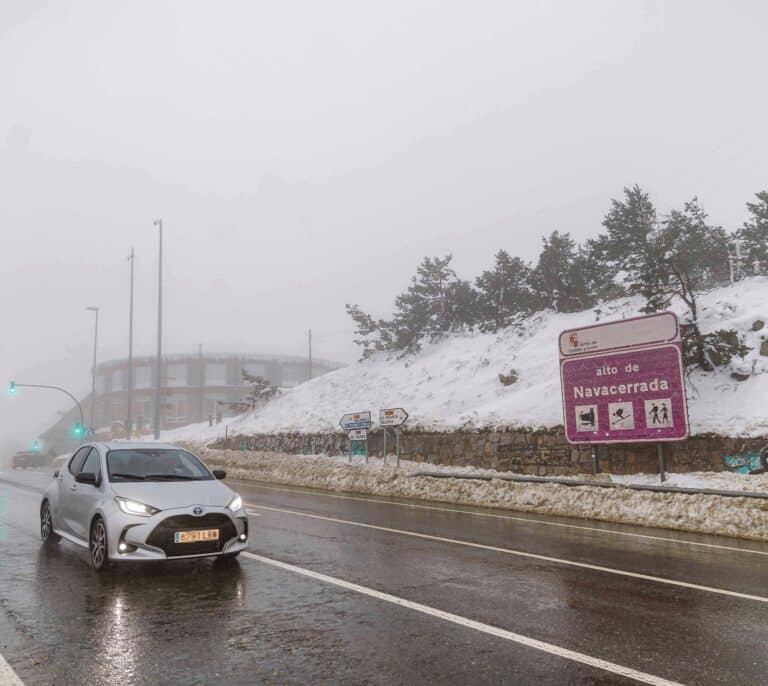 Retenciones en Madrid y Barcelona y 57 vías secundarias afectadas por nieve