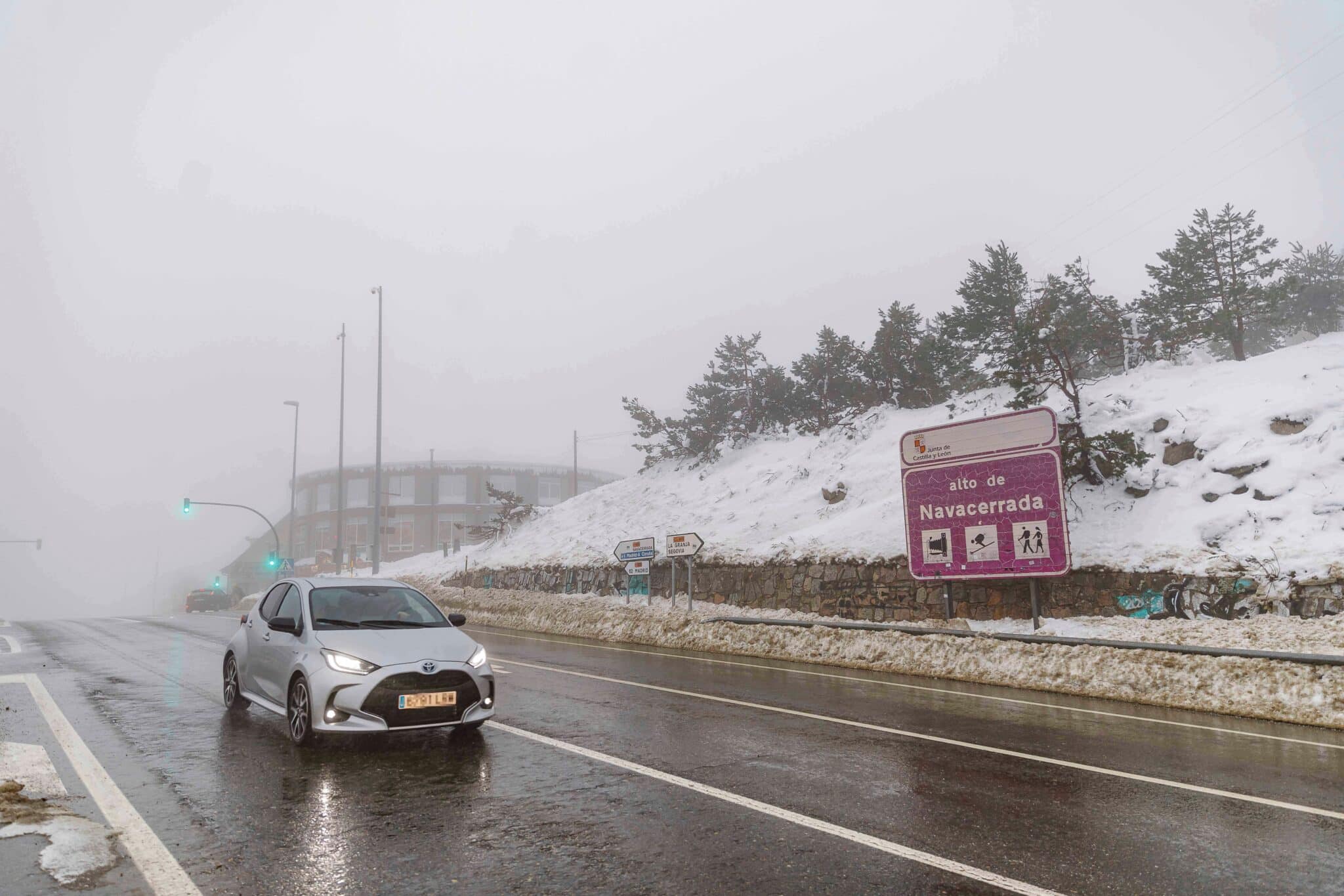 Un coche atraviesa por carretera el Puerto de Navacerrada, a 1 de diciembre de 2021, en Cercedilla, Madrid (España).