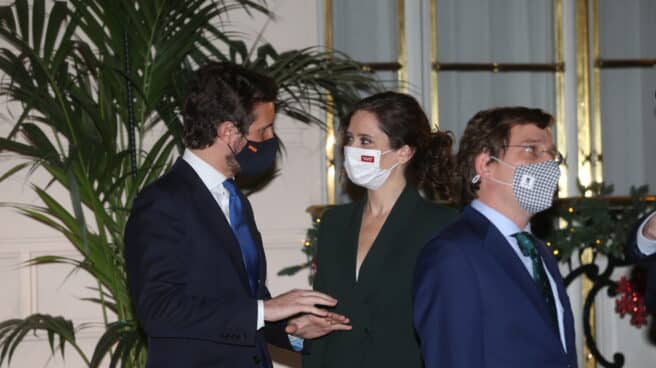 El presidente del PP, Pablo Casado (1i); la presidenta de la Comunidad de Madrid, Isabel Díaz Ayuso (c), y el alcalde de Madrid y portavoz nacional del PP, José Luis Martínez-Almeida (1d).