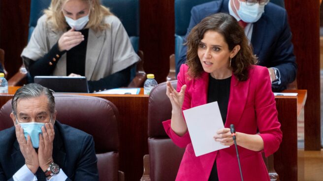 La presidenta de la Comunidad, Isabel Díaz Ayuso (d).