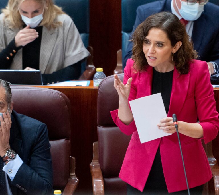 Ayuso teme que Vox le retire su apoyo a los presupuestos por su posición respecto a las leyes LGTBi
