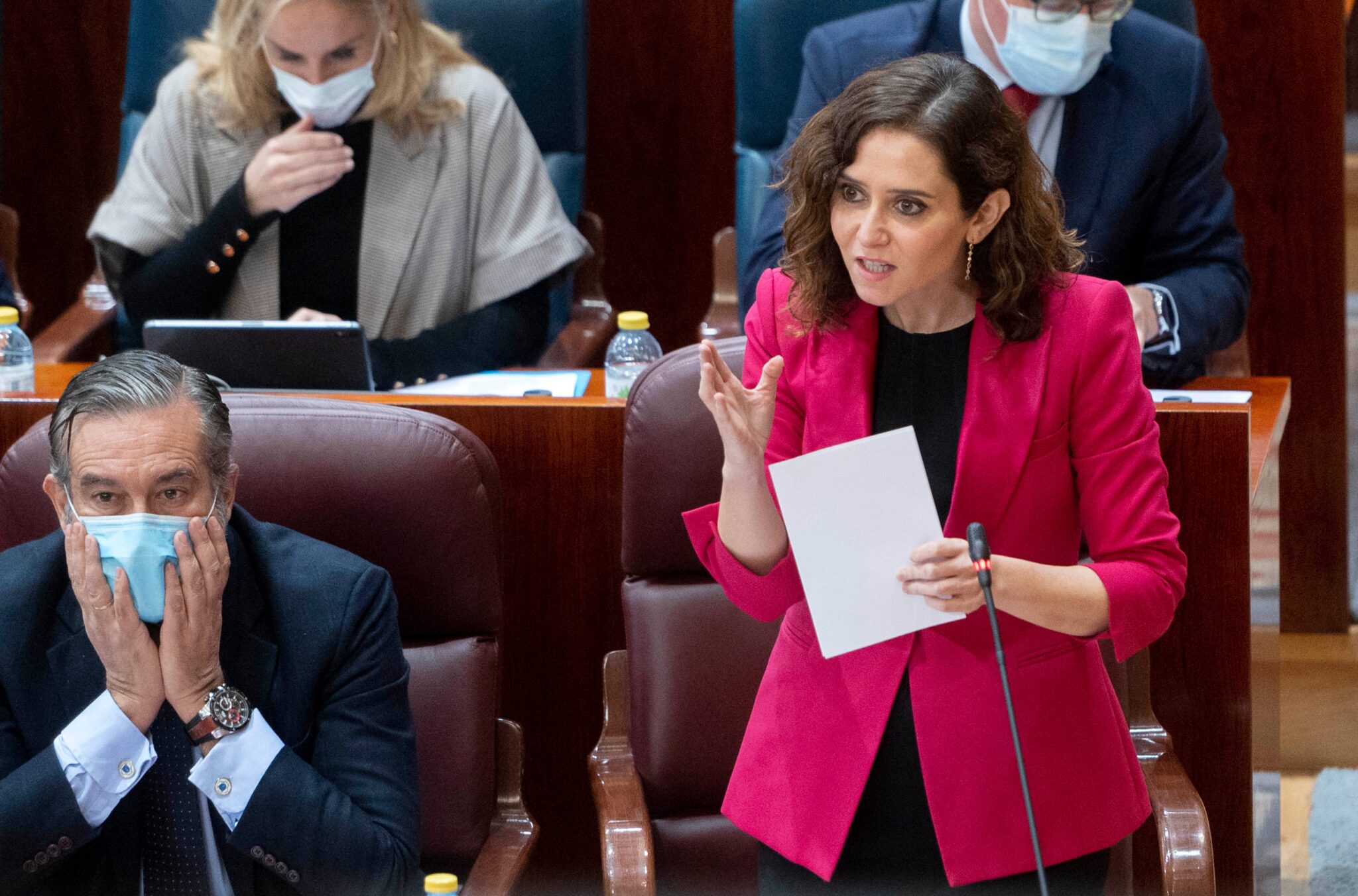 La presidenta de la Comunidad, Isabel Díaz Ayuso (d).