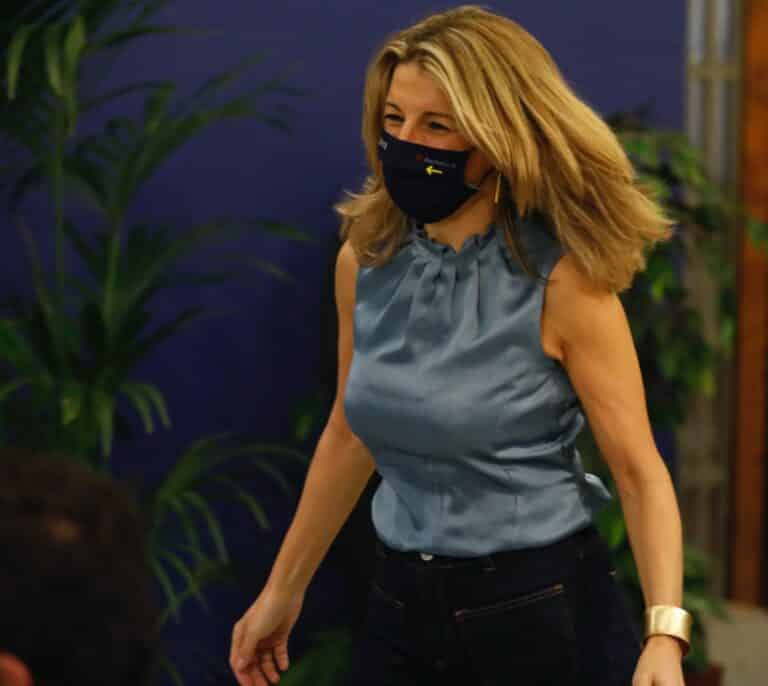 Yolanda Díaz en el Vaticano y el anillo del Pescador