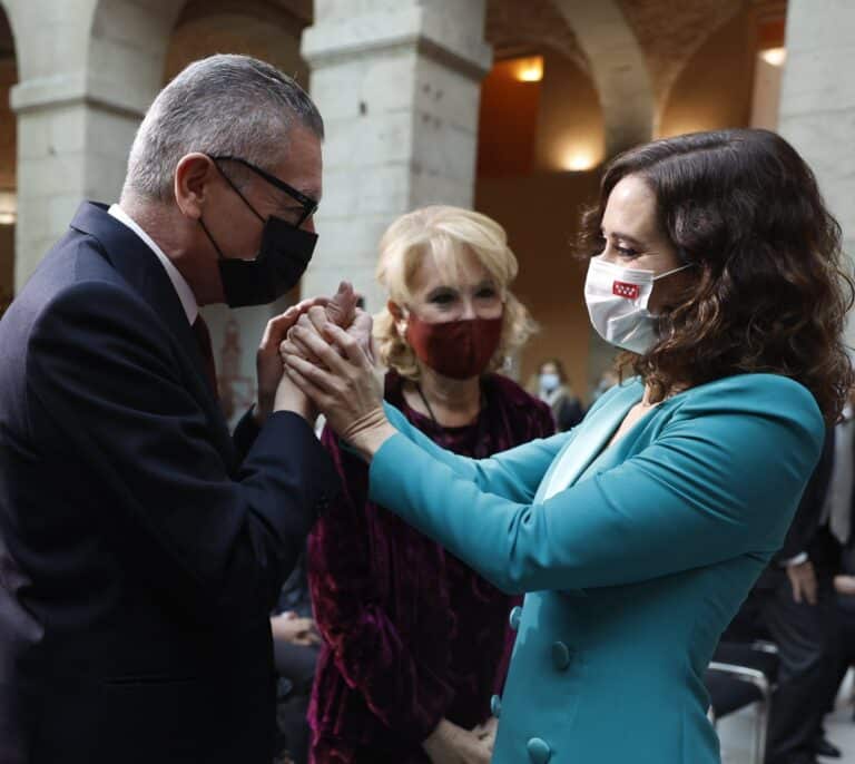 Ayuso ataca al Gobierno de Sánchez por "demonizar" la Transición