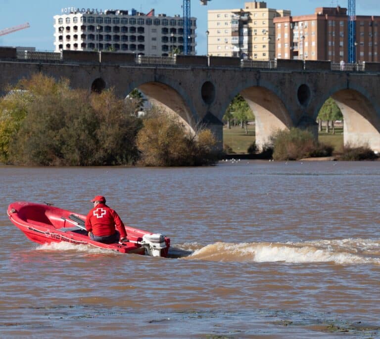 Efectivos del GEO buscan en el río Guadiana a Pablo Sierra