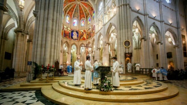 Monaguillos colaboran en la eucaristía de la Inmaculada Concepción en la Catedral de la Almudena.