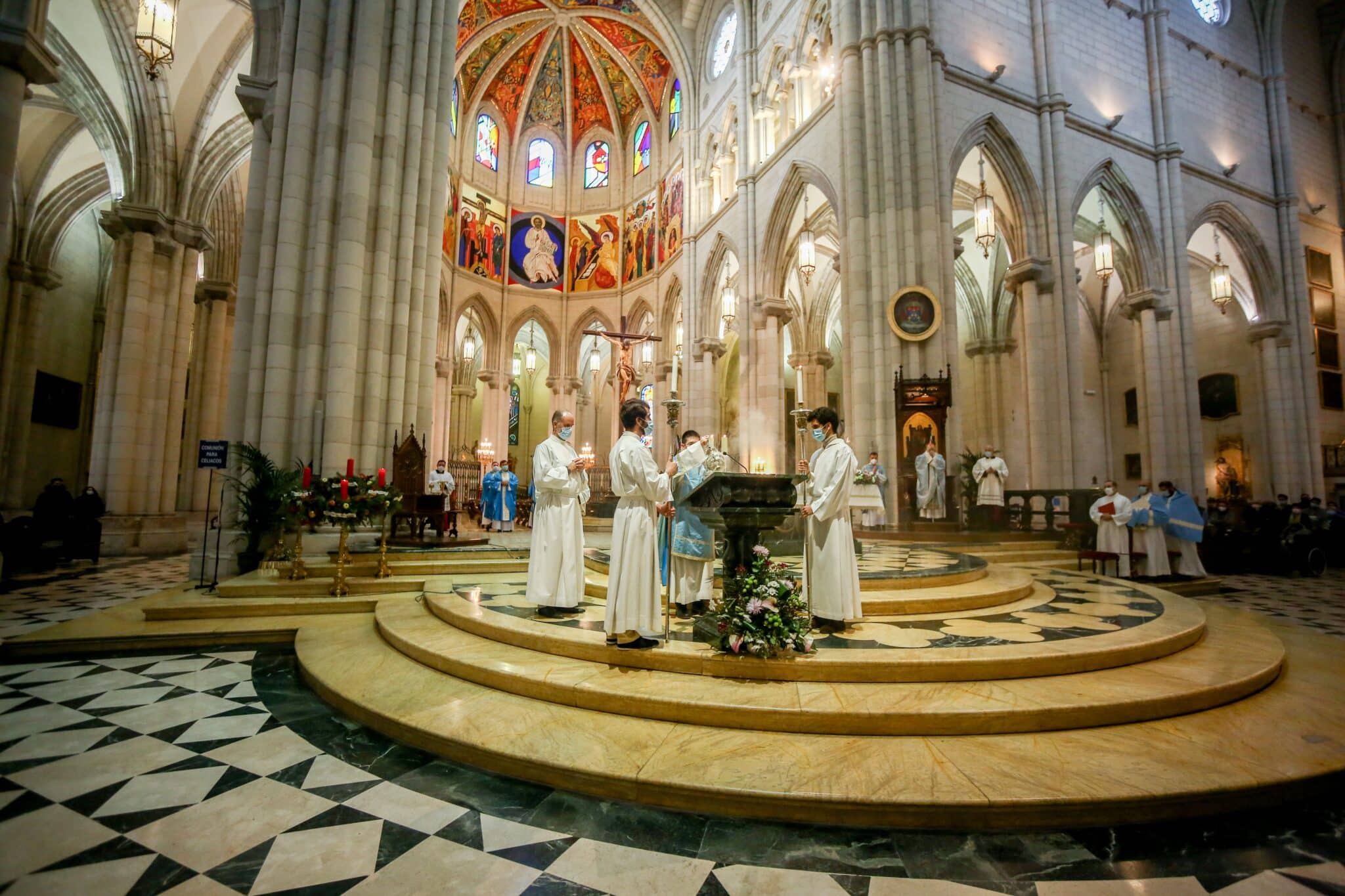 Monaguillos colaboran en la eucaristía de la Inmaculada Concepción en la Catedral de la Almudena.