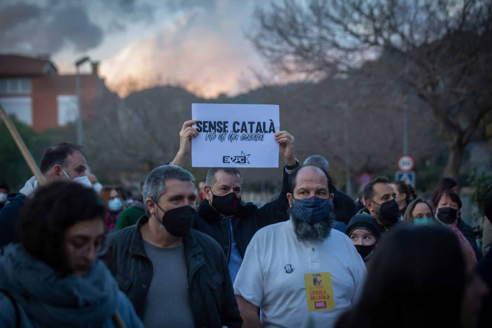 Las respuestas de algunos colegios a la AEB: "pallasos" "a cagar"