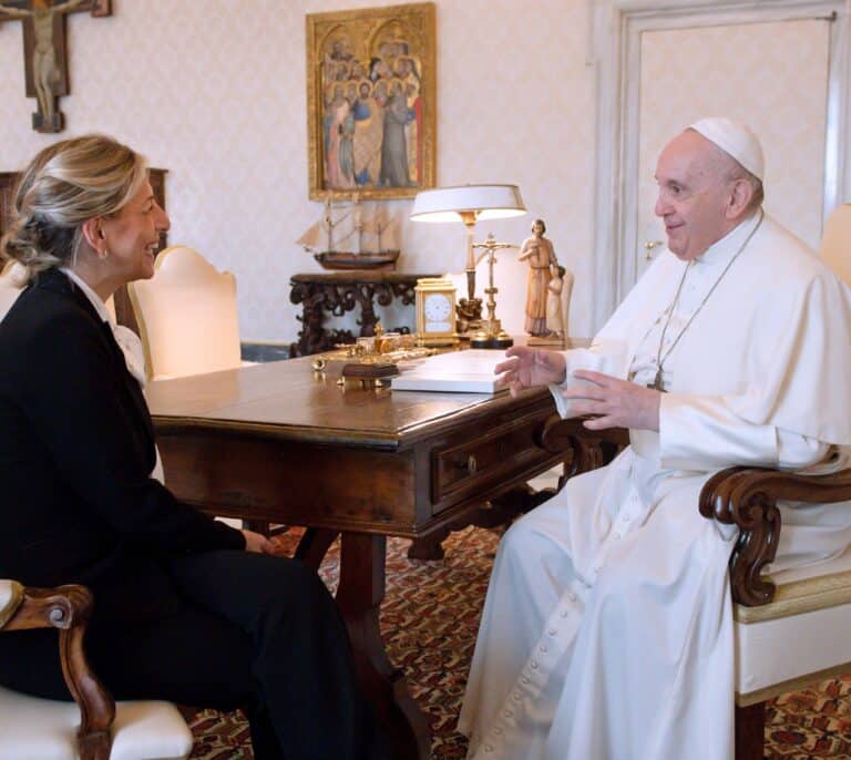 Transparencia insta a Yolanda Díaz a aclarar cuánto costó y quién pagó su viaje a Roma para ver al Papa