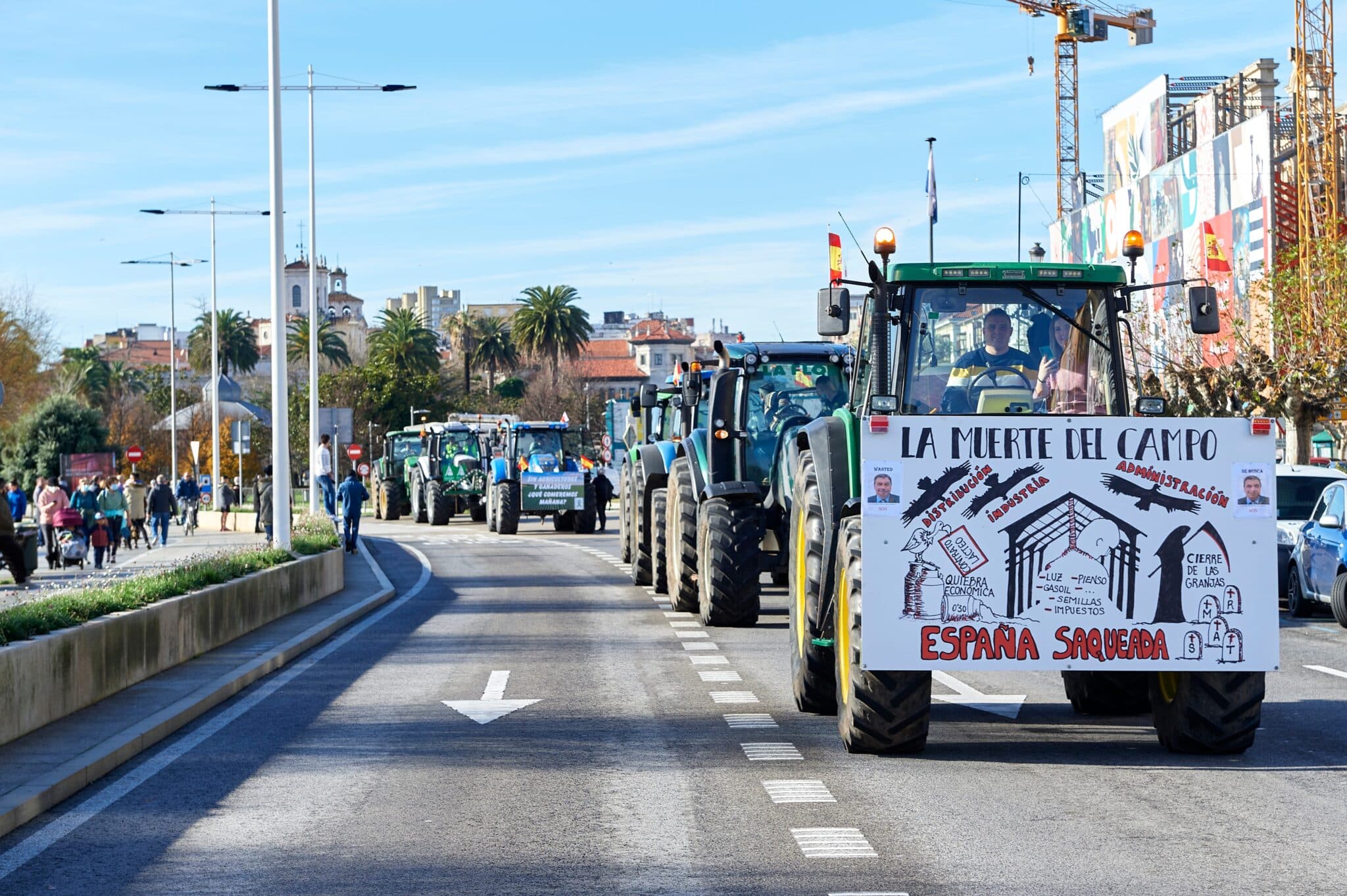 Cuatrocientos tractores colapsan Santander para pedir unos precios justos