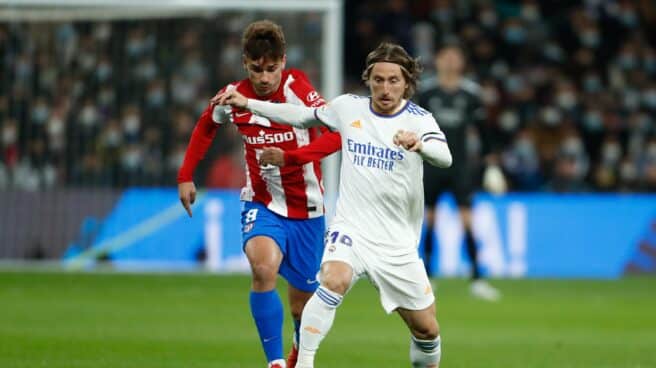 Luka Modric supera al rival rojiblanco.