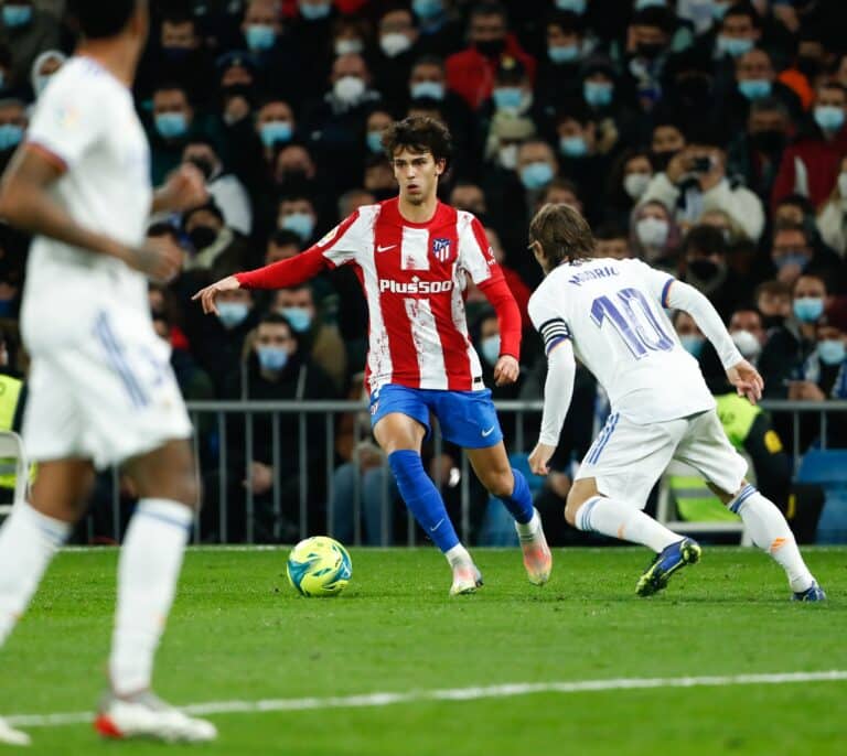 Telefónica se asegura todos los partidos de LaLiga tras llegar a un acuerdo con Dazn por 1.400 millones