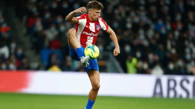 Llorente, jugador del Atlético de Madrid, recibe un balón en el Santiago Bernabéu