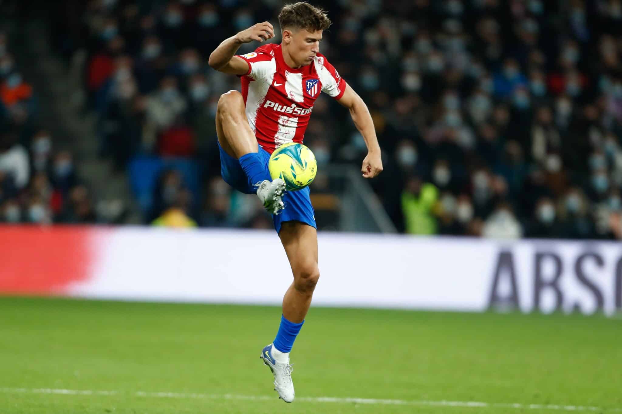 Llorente, jugador del Atlético de Madrid, recibe un balón en el Santiago Bernabéu