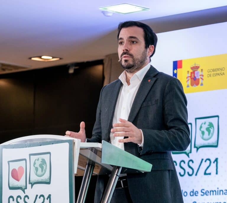 El ministerio de Garzón empieza a multar a empresas con la legislatura agotada