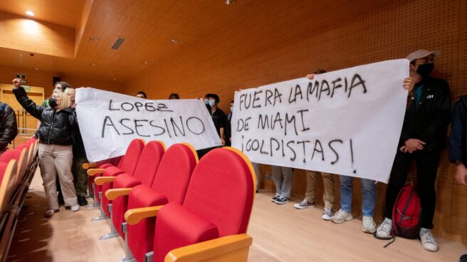 Pancartas contra Leopoldo López en la Universidad Complutense.