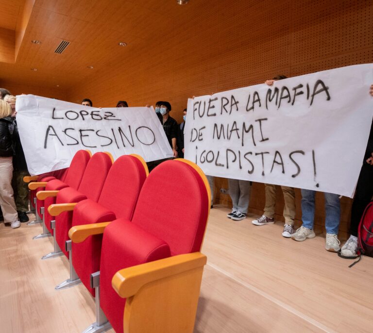 Interrumpen al grito de "fuera fascistas de la universidad" un acto con Leopoldo López y Yúnior García en la Complutense