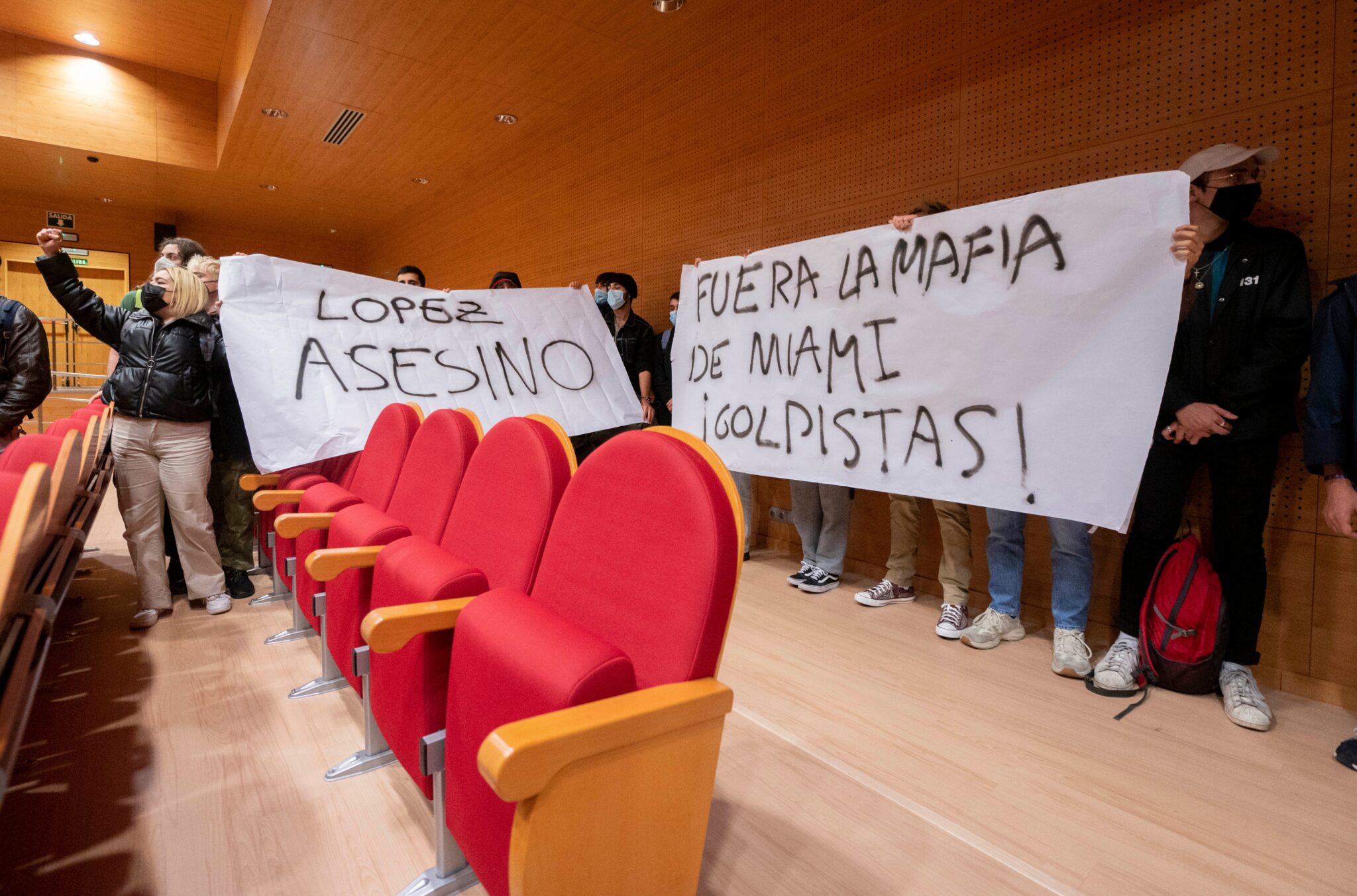 Pancartas contra Leopoldo López en la Universidad Complutense.