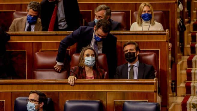 El líder del PP, Pablo Casado (1d), y la portavoz del Grupo Popular en el Congreso, Cuca Gamarra (1i).