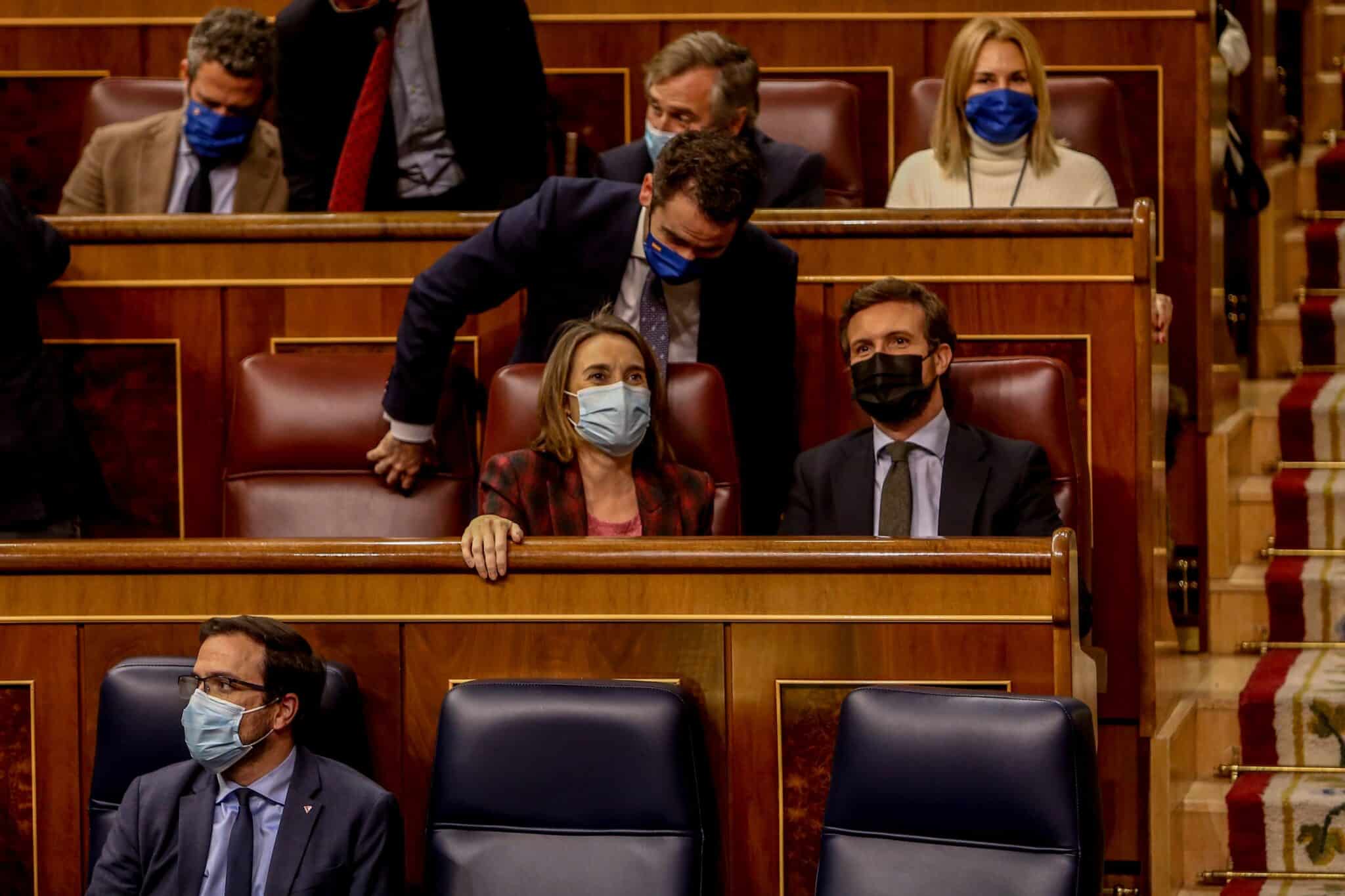 El líder del PP, Pablo Casado (1d), y la portavoz del Grupo Popular en el Congreso, Cuca Gamarra (1i).