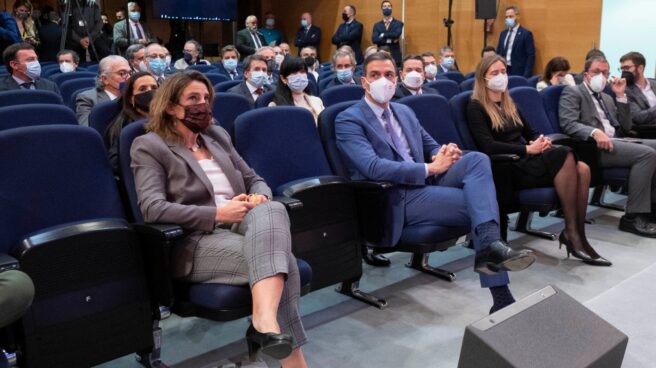 La vicepresidenta y ministra para la Transición Ecológica y el Reto Demográfico, Teresa Ribera; y el presidente del Gobierno, Pedro Sánchez, en el acto de presentación del Proyecto Estratégico para la Recuperación y Transformación Económica (PERTE)