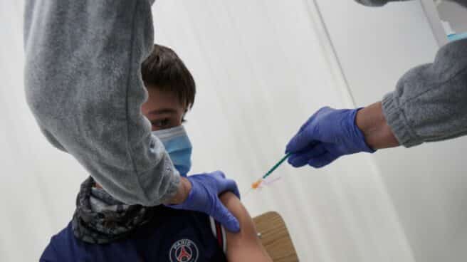 Un niño es vacunado en el centro de vacunación pediátrica, organizado en el seminario del arzobispado de Pamplona
