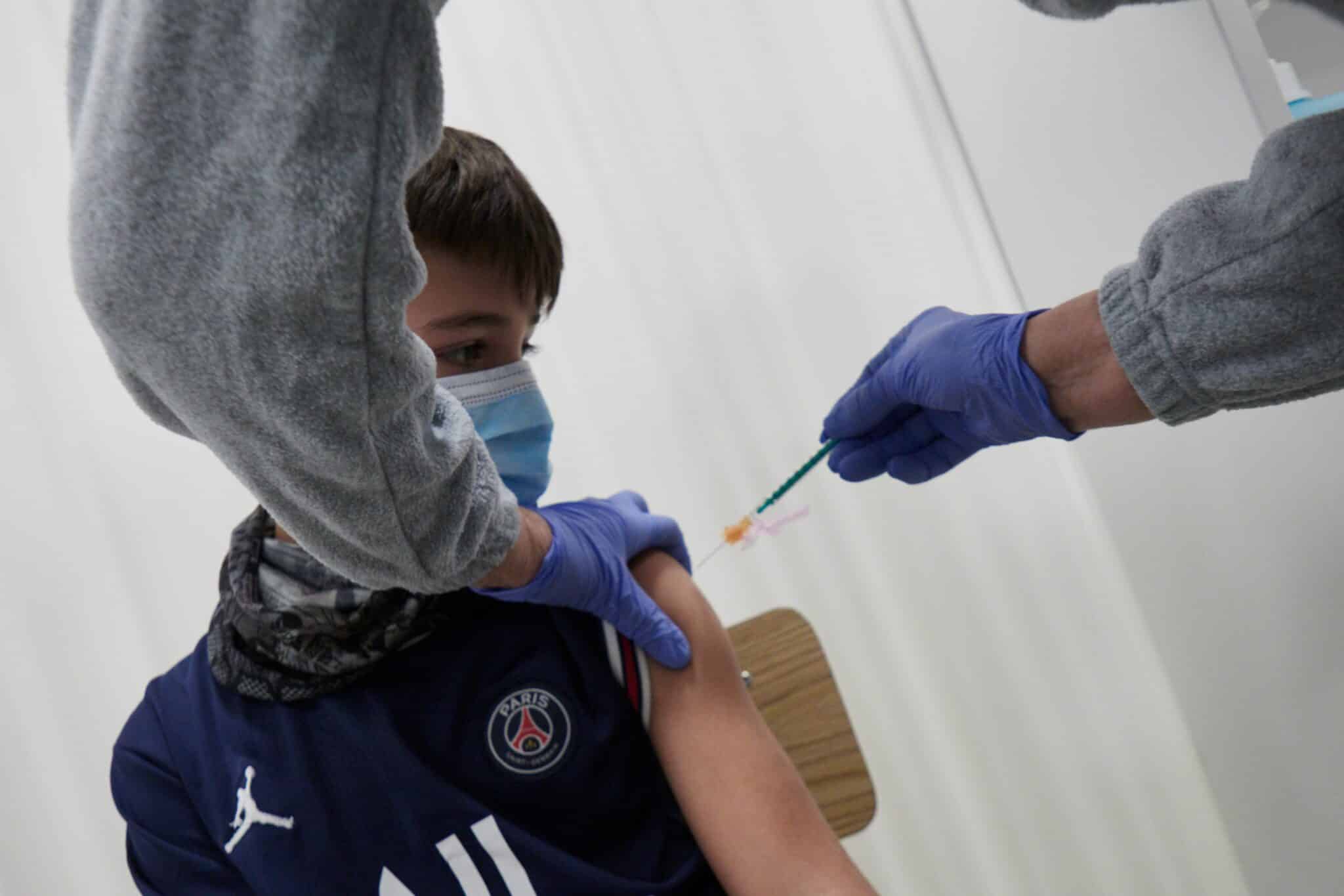 Un niño es vacunado en el centro de vacunación pediátrica, organizado en el seminario del arzobispado de Pamplona