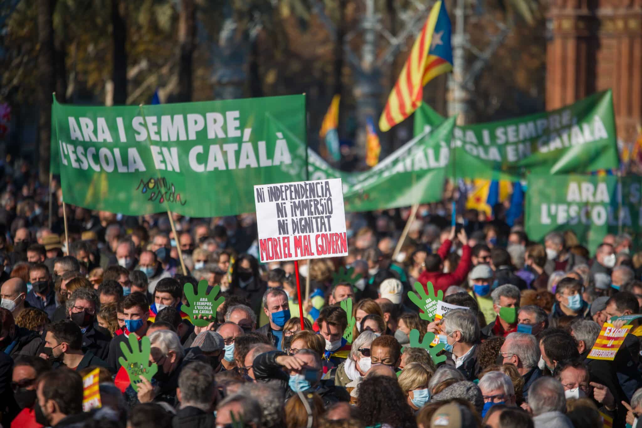 Varias personas acuden a la manifestación contra el fallo del 25% de castellano.