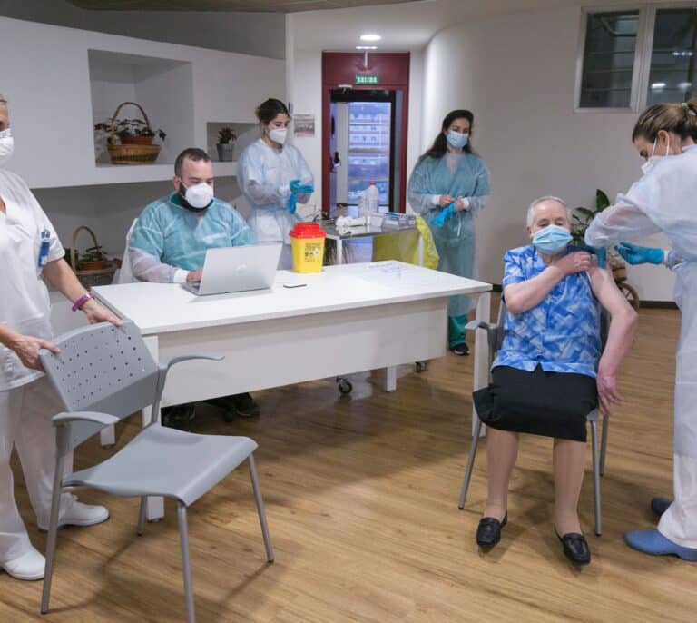 Sanidad registra 53.000 reacciones adversas tras más de 72 millones de dosis administradas