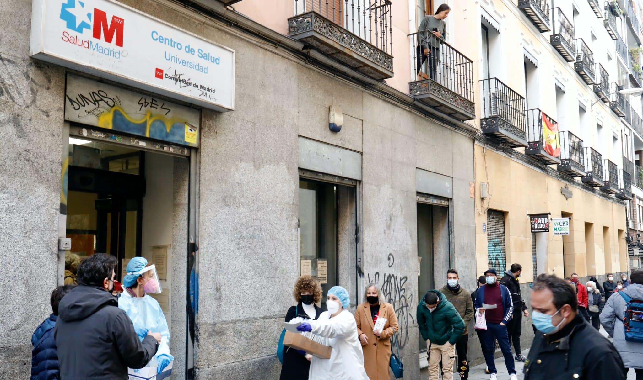 Varias personas esperan para realizarse un test de Covid-19 en el Centro de Salud Universidad