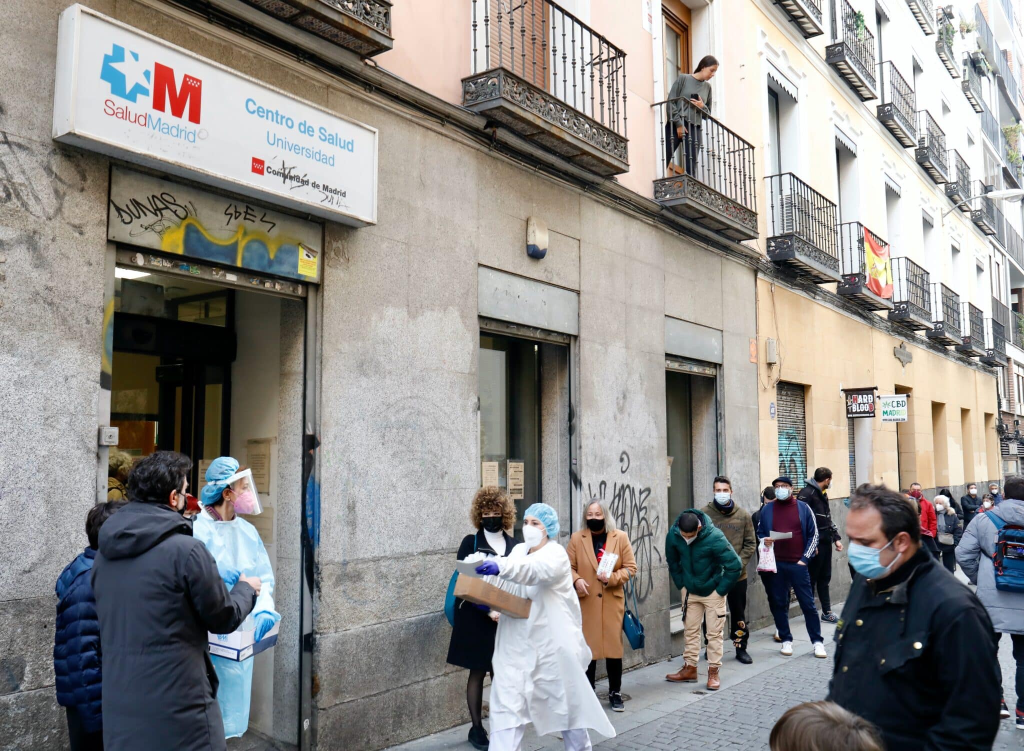 Varias personas esperan para realizarse un test de Covid-19 en el Centro de Salud Universidad