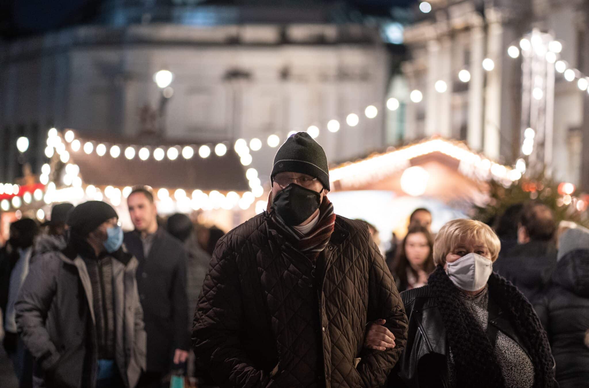 Gente en un mercado navideño en Trafalgar Square