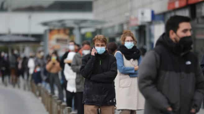 Madrid abre puntos en 15 hospitales para hacer test Covid a sintomáticos Colas de espera en las inmediaciones del Hospital Universitario de La Paz para hacerse un test de antígenos de Covid-19